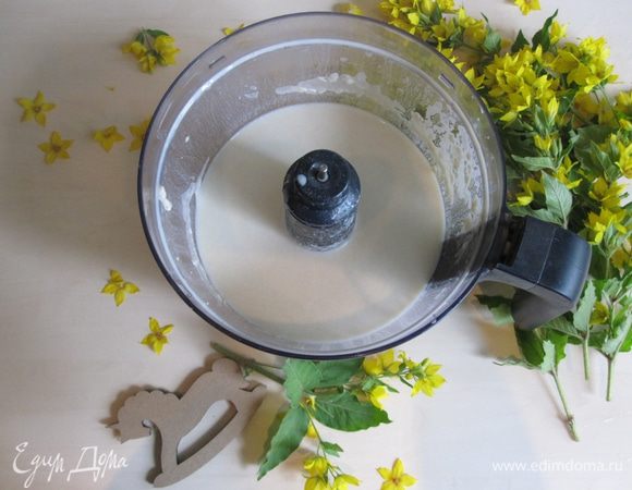 Замешиваем тесто для наших блинчиков. Я это делаю при помощи кухонного комбайна. Для этого берем муку, воду, молоко, сахар, масло растительное, щепотку соли и отправляем все ингредиенты в наш комбайн. Перемешиваем до однородной консистенции.