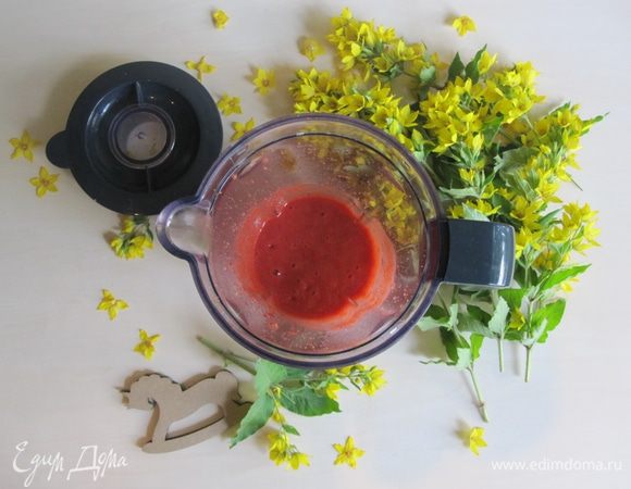 Затем делаем соус к нашим блинчикам. Берем любые ягоды на ваш вкус, сахар и отправляем в блендер. Взбиваем.