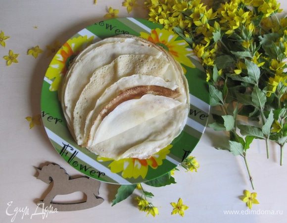 Выпекаем тонкие блинчики. Из указанного количества ингредиентов получается примерно 9-11 блинчиков.