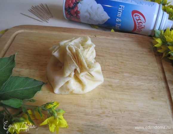 Собираем края блинчика и при помощи зубочистки формируем вот такие мешочки.