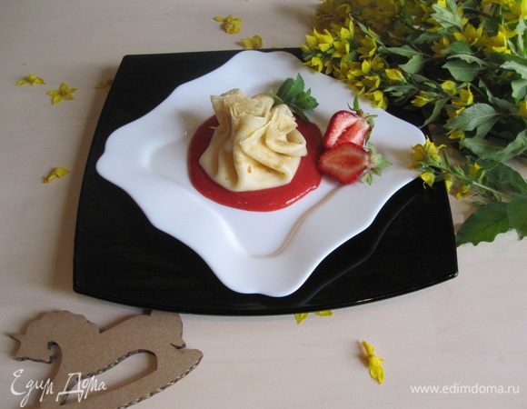 Выкладываем ложку соуса на тарелку. Сверху ставим наш мешочек. Украшаем веточкой мяты и ягодами. Получается вот такая красота. Приятного аппетита!!!