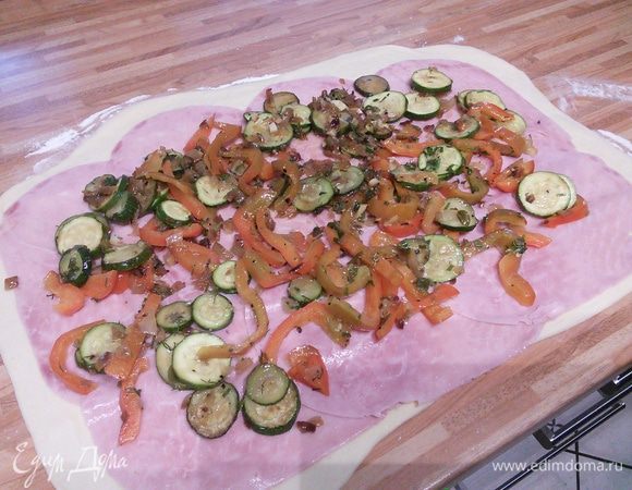 Сверху начинку.