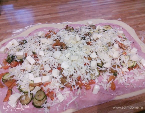 Натертый сыр и порезанную кубиком моцареллу. 