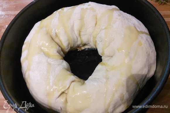 Сбрызнем оливковым маслом, духовку разогреем до 225°C. Поместим пирог в духовку и снизим температуру до 200°С.