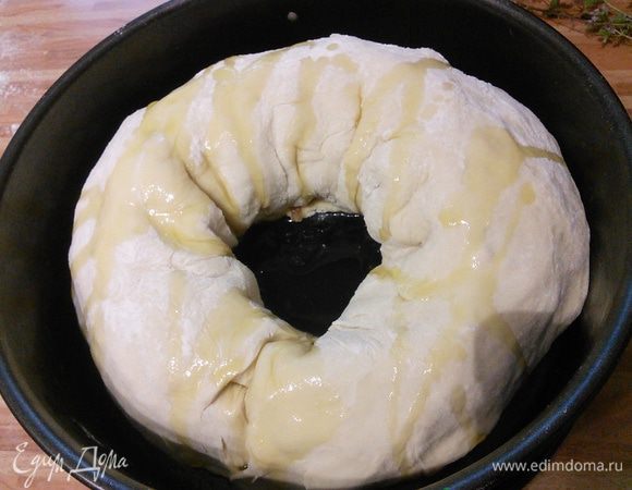 Сбрызнем оливковым маслом, духовку разогреем до 225°C. Поместим пирог в духовку и снизим температуру до 200°С. 