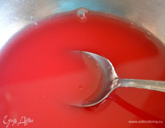 Отжимаем из ягод сок в соковыжималке.