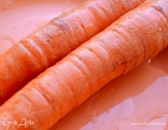 Моем и очищаем от кожуры морковь.