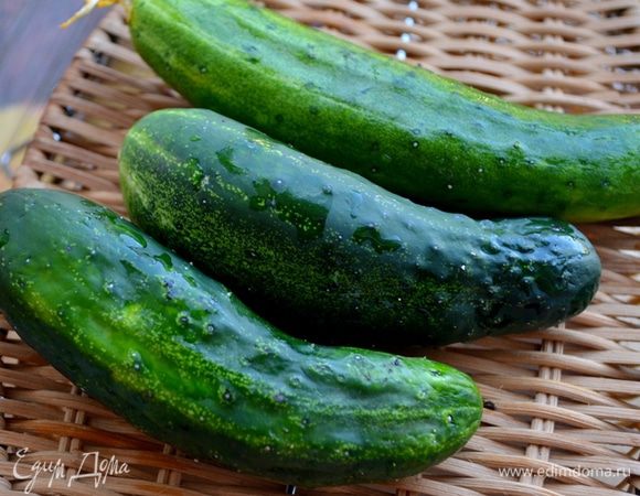 Моем огурцы.