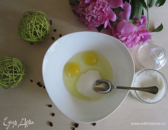 В глубокую миску разобьем яйца. Добавляем сахар и хорошенько перемешиваем.
