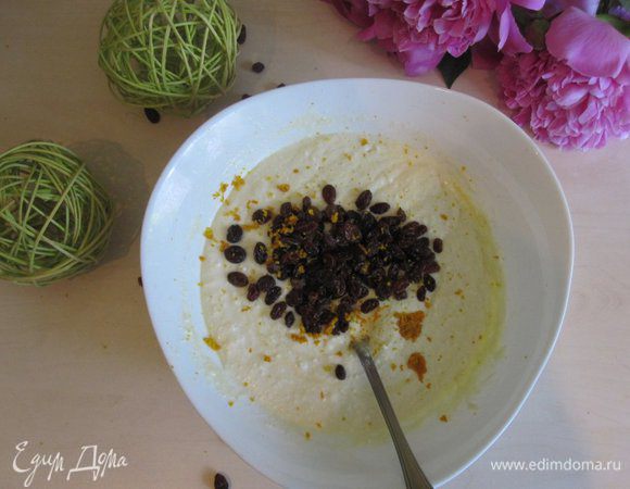 Сливочное масло, предварительно растапливаем (я это делаю в микроволновке, не забудьте накрыть крышкой, а то придется мыть микроволновку). Затем добавляем в наше тесто. Соду гасим уксусом и отправляем в нашу миску. Трем на сырной терке цедру половины апельсина или лимона (кому что больше нравится) и предварительно помытый и запаренный изюм также отправляем в нашу запеканку.