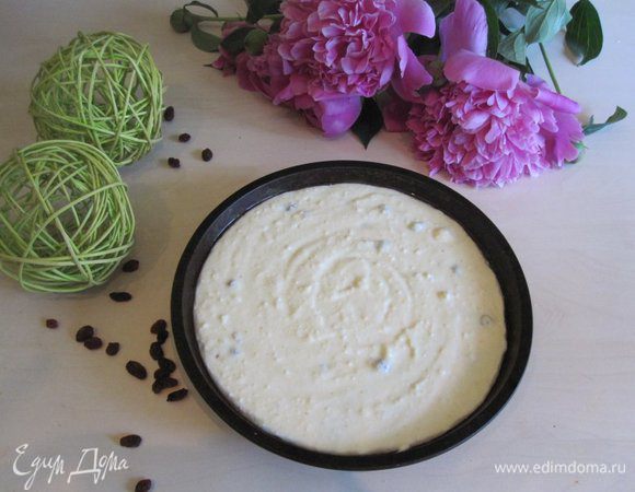 Все тщательно перемешиваем и даем тесту постоять 2 часа (за это время манная крупа разбухнет, благодаря чему наша запеканка станет более воздушной ). Выливаем в форму, которую предварительно необходимо смазать растительным маслом. И отправляем в разогретую духовку. Выпекаем 40–45 минут.