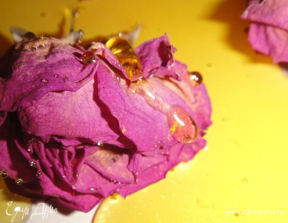 На разогретую сковороду выкладываем бутоны роз (я брала декоративную домашнюю розу, которая растет у меня в горшке), заливаем цветы инвертным сиропом и аккуратно "обжариваем" 30 секунд со всех сторон. Этого времни вполне хватит, чтобы розы стали сахарными, но сохранили свою форму и первозданный цвет.