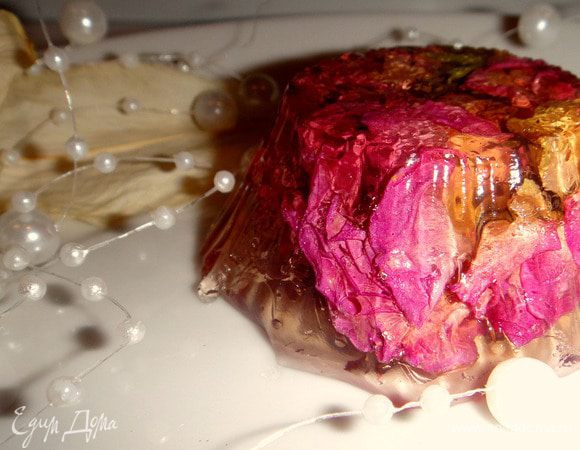 Подаем Зеркальный десерт "3D Flowers" к столу и наслаждаемся необычным вкусом и нежным ароматом роз!