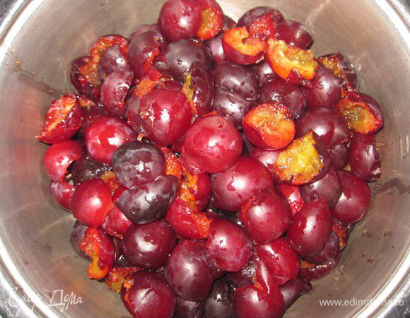 Сливы перебираем, моем и удаляем косточки.