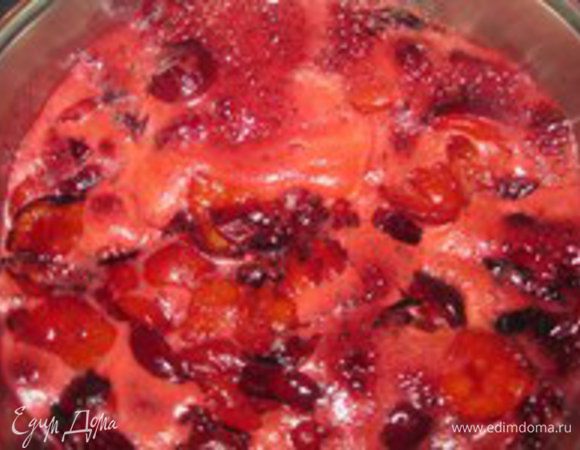 Варить на среднем огне около 30 минут, снимая пену и перемешивая.