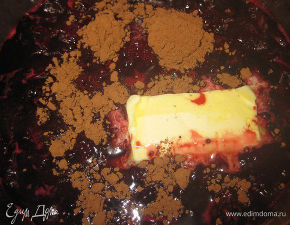 Затем добавить 4 столовых ложки какао и сливочное масло. Продолжать варить еще 15 минут, помешивая.