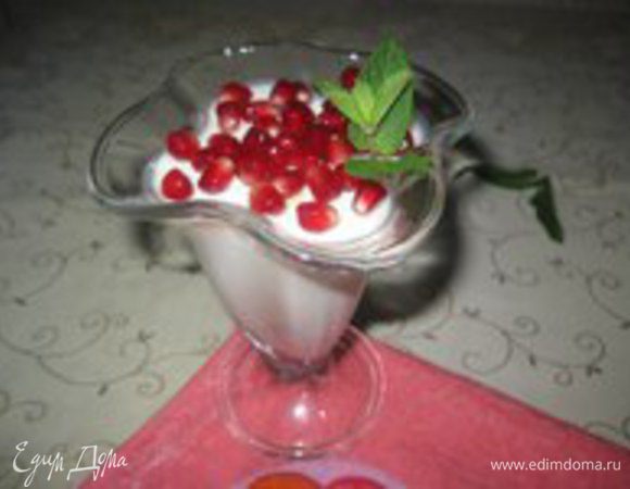 Поставить охлаждаться в холодильник на 3 часа. Перед подачей украсить гранатом и веточкой мяты.
Приятного аппетита!