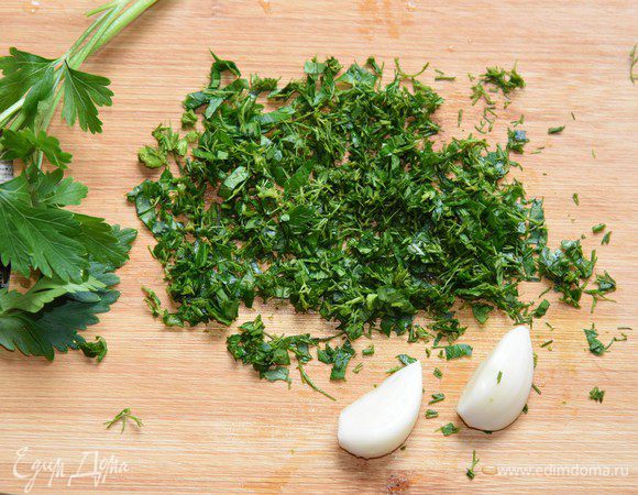Готовое слоёное тесто заранее достать размораживаться. 
Приготовим ароматную часть. Укроп и петрушку помыть и мелко порезать.


