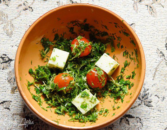 Кусочки сыра и помидоры обвалять с зелени и…
