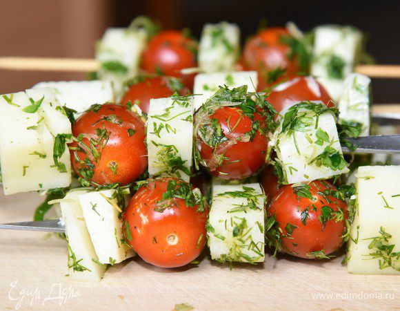 ... попеременно нанизать на шампур. (Кстати, где-то прочитала, что помидоры лучше нанизывать через боковые поверхности, а не вертикально вдоль плодоножки. Так меньше вытекает сока). 
Я использовала и металлические шампуры, и деревянные шпажки – на обоих видах шампуров всё прекрасно держалось, никуда не сваливалось. После приготовления, кебаб можно было легко снять с шампура или же есть прямо с него.
