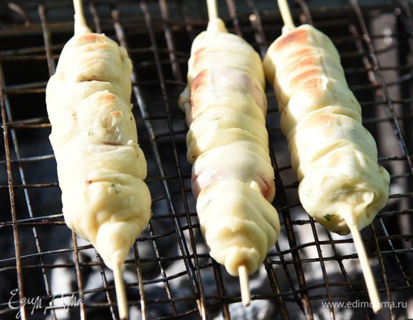 Выложить шашлыки на решетку гриля (или мангал). Угольки должны быть мелкие, лежать плотно. Жар от углей умеренным, не сильным.  Внимательно жарить кебаб, ни на минуту не отвлекаясь, постоянно поворачивая шампуры для равномерного прогрева и подрумянивания. Мне понадобилось около минуты на каждую сторону. 
