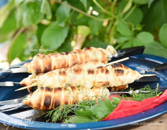 Тесто должно пропечься, стать хрустящим. Сыр начать плавиться, а помидоры нагреться. Жарка происходит очень быстро, поэтому все едоки должны быть готовы снимать пробу с этого вкуснейшего блюда. Угощайтесь!
