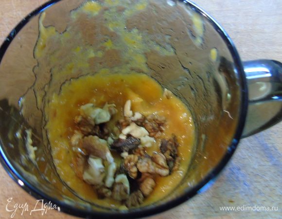 Взбить блендером цветки настурции с оливковый маслом. Продолжая взбивать, частями добавлять обжаренные грецкие орехи.