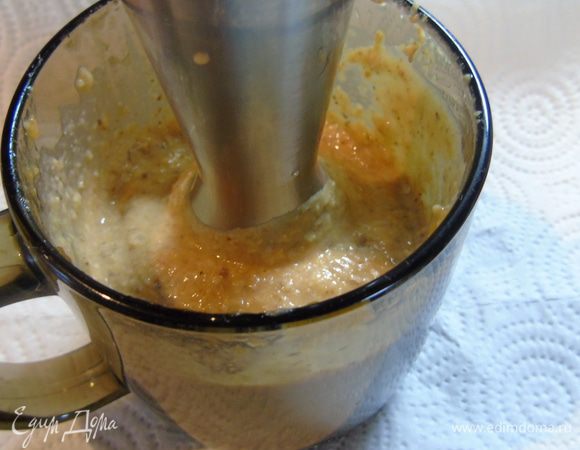 Добавить чеснок и лук-шалот. Все взбить в однородную массу. Посолить и поперчить по вкусу.