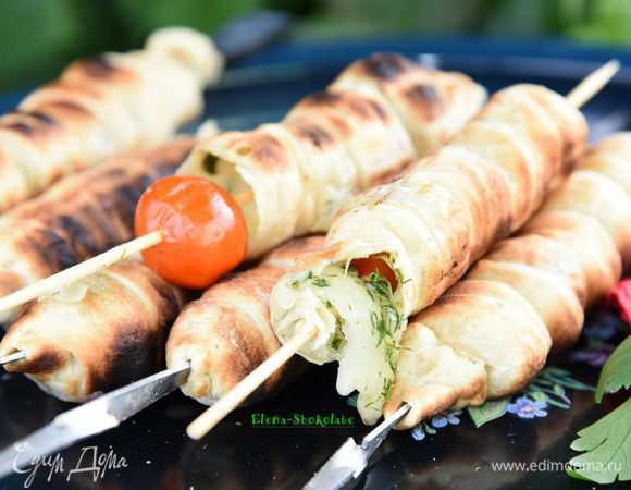 Кустурица-кебаб «в разрезе». Помидоры нагрелись, стали мягче, сыр чуть расплавился, ароматы чеснока и зелени стали ярче. Съедать сразу же! 
Можно смазать мягким сливочным маслом, но я не успела – всё и так разобрали.