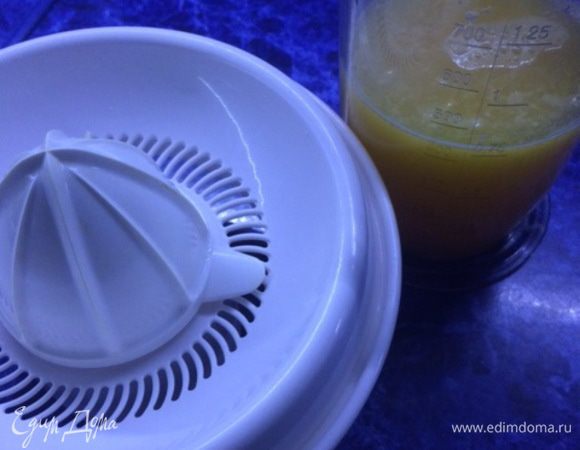 Приготовим сок, в моем случае из апельсинов. Можно использовать для приготовления мармелада любой свежевыжатый сок на ваш вкус.