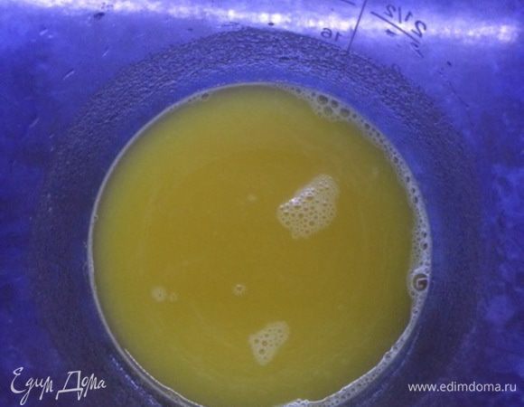 Для набухания агар-агара используем 150 мл сока. Для этого всыпаем агар-агар в сок, перемешиваем и оставляем на 25-30 минут. 