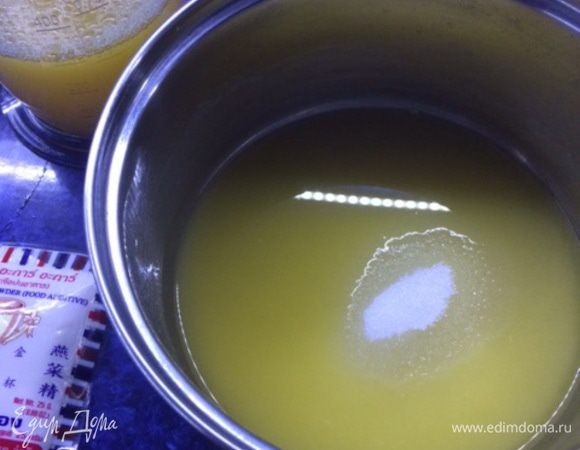 В оставшийся сок добавляем сахар, ставим на медленный огонь и доводим до кипения.