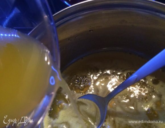 В закипевший сок с сахаром осторожно вливаем сок с агар-агаром и тщательно перемешиваем.  Доводим до кипения смесь и варим еще минут 5-7.