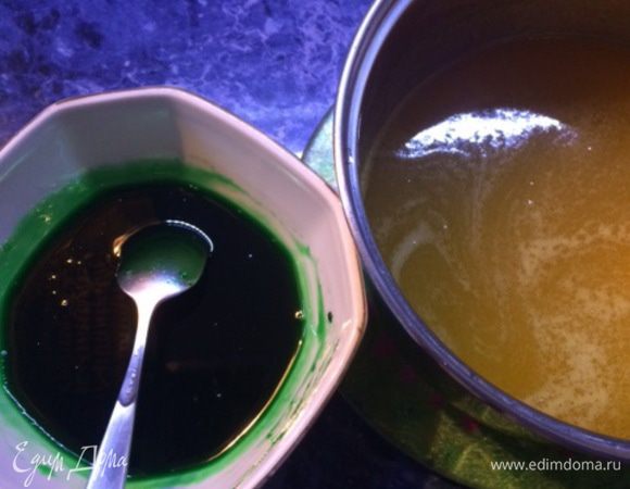 Я решила поэкспериментировать и добавила в часть мармелада зеленый краситель, немного переборщила, получился слишком темный цвет (но светлее чем на фото), учту на будущее :). 