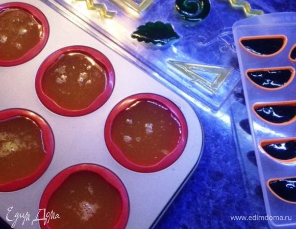 Спустя 10 минут, заливаем еще горячий мармелад в силиконовые формы.