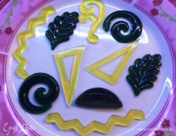 Мармелад остывает очень быстро, особенно в маленьких плоских формах, буквально на глазах. Минут через 20 я уже вытащила мелкие мармеладки из двух форм. Одна была силиконовая, другая пластмассовая для застывания шоколада. Я переживала, что не смогу вынуть мармелад из нее. Но все очень легко далось. Поддела ножом за край и мармелад выпал из формы.
В более глубоких, конечно же нужно больше времени. Я экспериментировала поздно вечером, так что уже утром вынимала мармеладные розы из формы, но уверена, что за час-полтора они застыли.