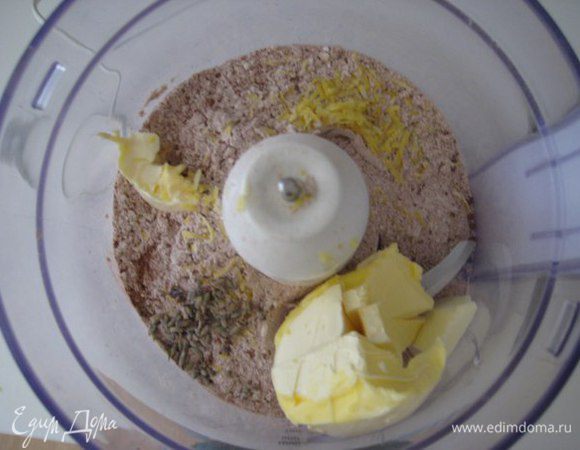 В кухонном комбайне порубить все ингредиенты для теста в крошку.