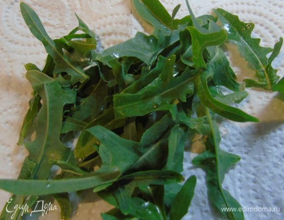 Руколу вымыть и обсушить на бумажном полотенце.
