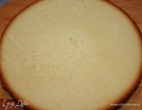 Бисквит. Белки взбиваем пышную пену до мягких пиков, чтобы кончик взбитых белков немного загибался. Такое состояния взбитого белка еще называют «птичий клюв». Желтки взбиваем с сахаром, пока они не побелеют и сахар полностью не раствориться. Затем извлекаем семена ванили из стручка и добавляем к желткам. Муку просеиваем, добавляем к желткам и взбиваем. Белки осторожно соединяем с желтками при помощи лопатки. Делим тесто на три части, или выпекаем одним коржом (потом разрезать на коржи) и выпекаем бисквиты при t=160°C 30-40 минут, в зависимости от вашей духовки, диаметр формы = 24 см. Степень готовности проверяем при помощи деревянной шпажки. Прокалываем корж до самого дна шпажкой. Если она сухая – бисквит готов. Остужаем и разрезаем на три коржа.