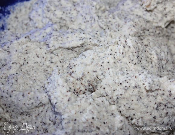 Крем. Сливки взбиваем в пышную массу до устойчивого состояния. Белки взбиваем до устойчивых пиков и соединяем со сливками. Маскарпоне (комнатной температуры) взбиваем с сахарной пудрой и смешиваем со сливками до однородного состояния. Весь крем убираем в холодильник.