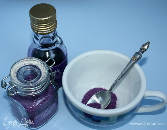 Готовим пропитку для коржей. Фиалковый сахар всыпаем в чашку.