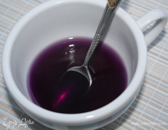 Вливаем горячую воду, растворяем сахар и добавляем фиалковый сироп. Пропитка придаст не только аромат, но и красивый фиалковый цвет коржам. 