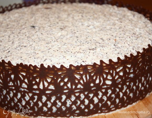 Когда шоколад застыл, осторожно снимаем бумагу. Если шоколадный декор получился длиннее торта, осторожно отрежьте излишки горячим ножом.