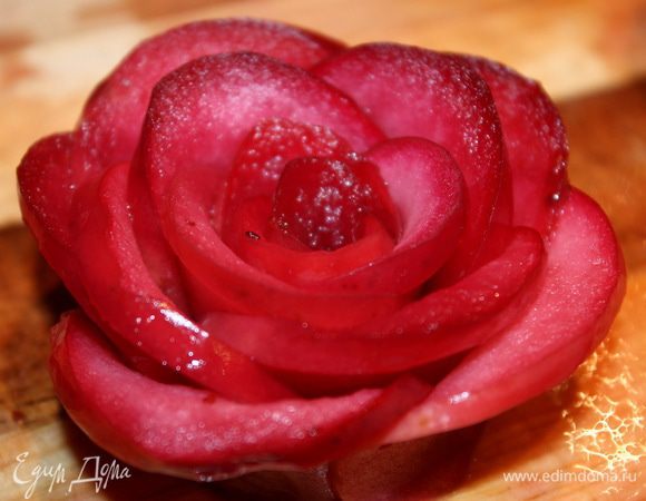 Карамельные розы. В кастрюле смешать воду, сахар и сварить сироп. Яблоки разрезаем на четыре части, удаляем сердцевину и нарезаем на тонкие ломтики. Опускаем каждый ломтик в сироп на пару минут. Формируем розы. Если вам нужны красные розы, как у меня на фото, добавьте в сироп несколько ягод черники и раздавите их. Тогда лепестки роз окрасятся в красный цвет. 