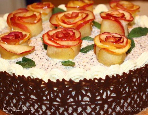 Украшаем торт карамельными розами и лепестками свежей мяты. Вуаля! Торт готов! Хороших всем праздников и прекрасного настроения!