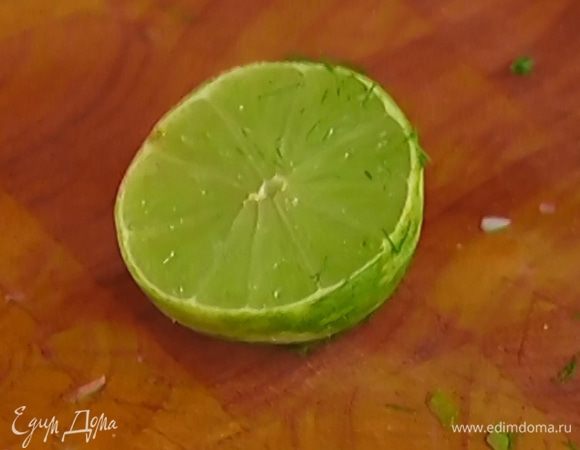 Из лайма выжать полторы ст. ложки сока.