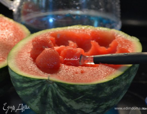 Арбуз спелый, мякоть нарезать или ложечкой специальной вырезать шарики. Должно получиться на выходе 10 стаканов.