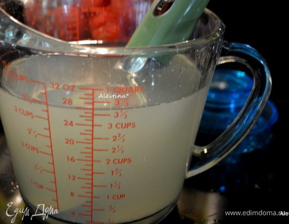 В холодную воду налить сок лайма, сахар, сок имбиря процеженный.