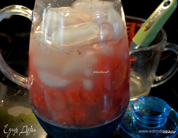 Добавить воду к арбузным шарикам, лед. Разлить по бокалам. Наслаждаемся.