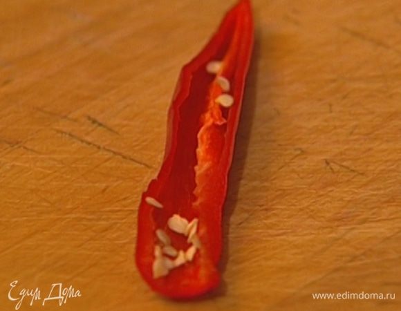 Из четвертинки чили удалить семена.